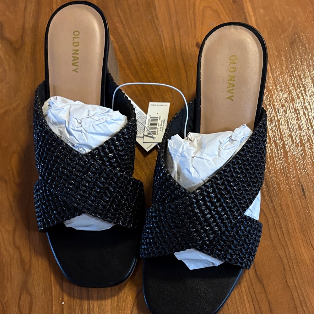 Old Navy Black Sandals - Picture 4 of 8